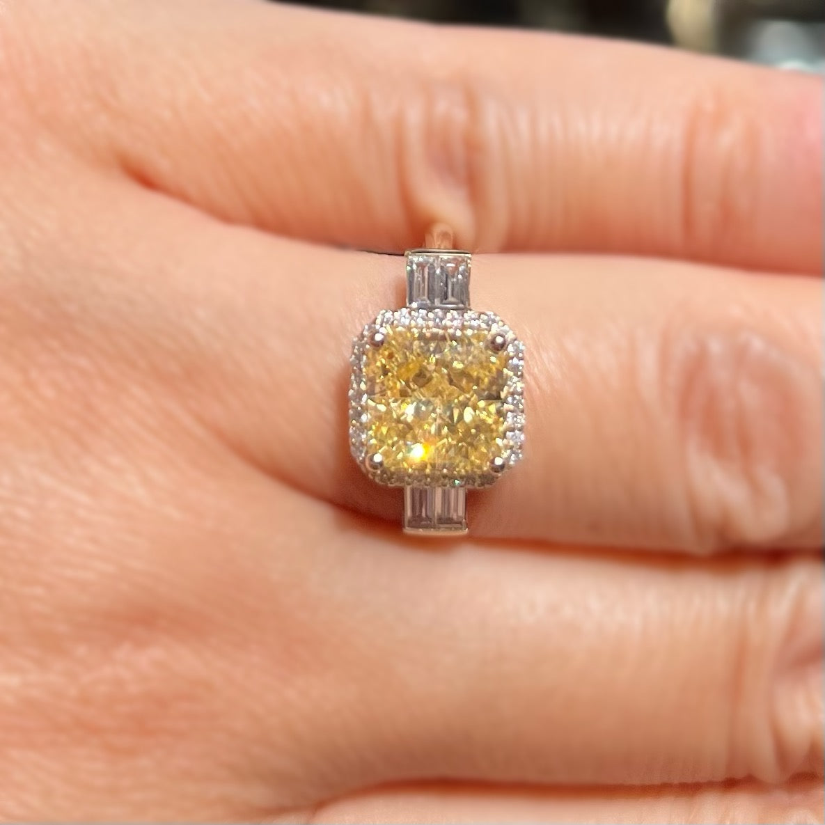 Пръстен жълто злато с диаманти и жълт сапфир, изработен от 14 карата злато